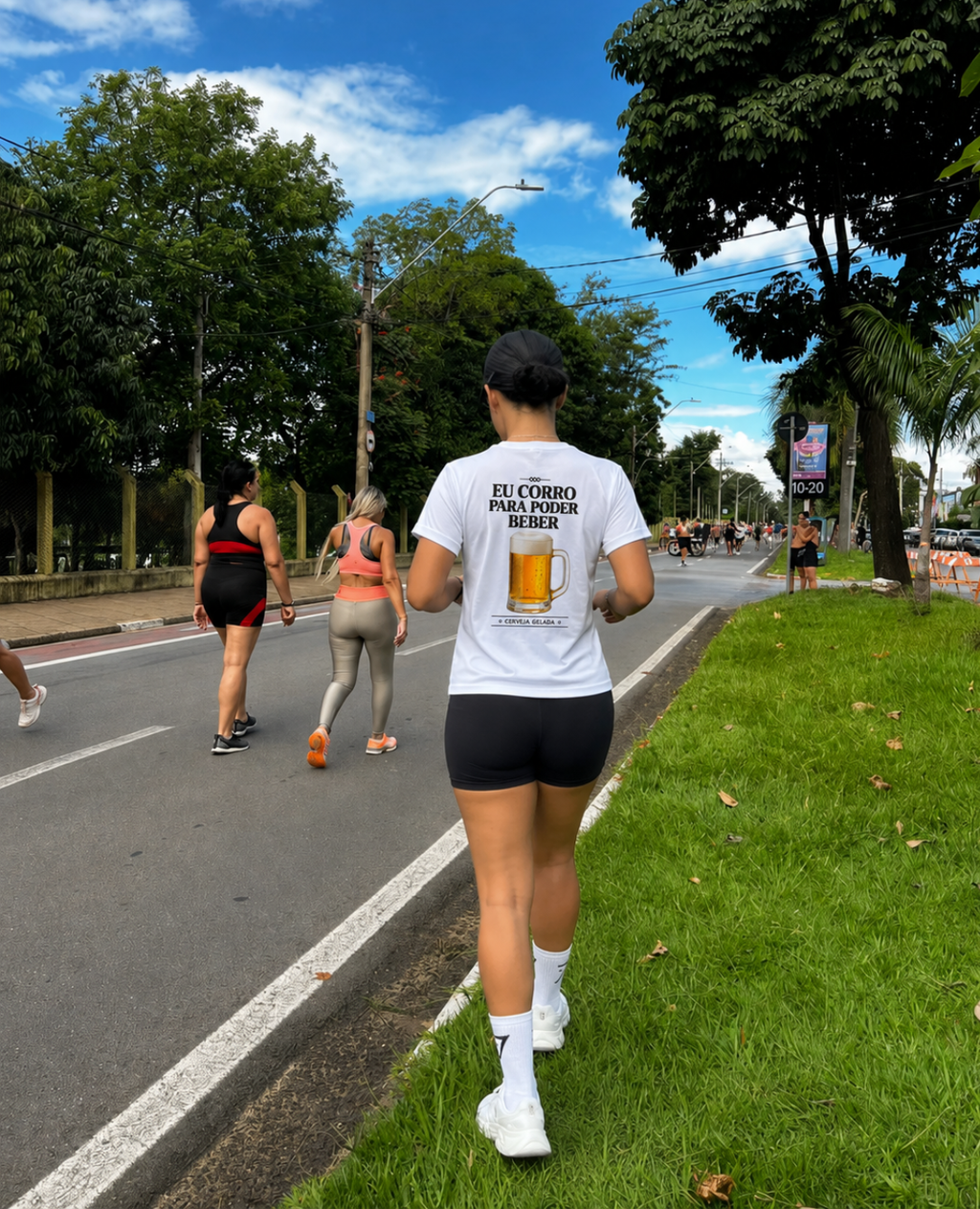 Eu Corro Para Poder Beber (Cerveja) - Camiseta Sport Dry UV